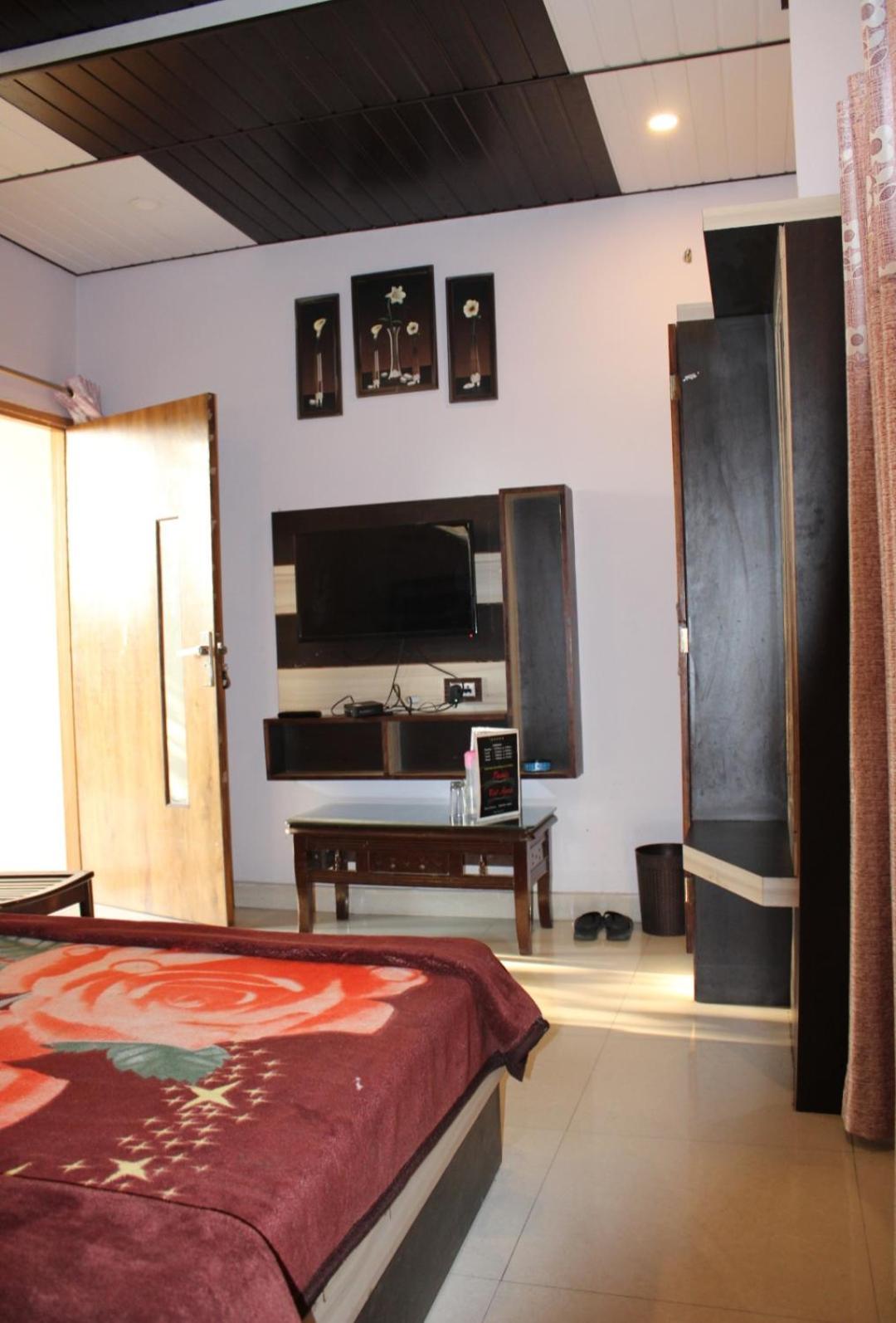 Oak Wood Homestay Banikhet 댈하우지 외부 사진